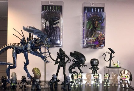 neca_aliens_alienqueen_aliens_shelf